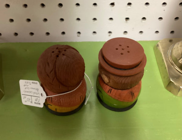 W.u.M Heinzeller Carved Painted Wood Man and Woman Salt & Pepper Shaker Set Germany