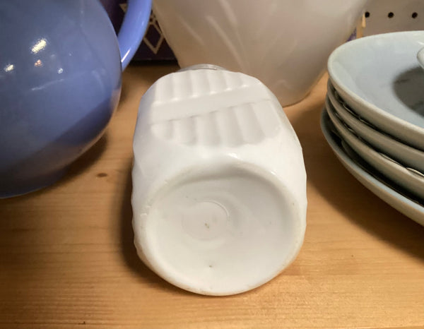 Kitchen Craft White Ribbed Shaker