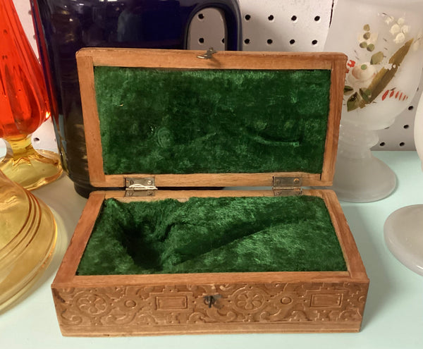 1920's Vintage Burnt Wood Flemish Art Lined Pipe Box