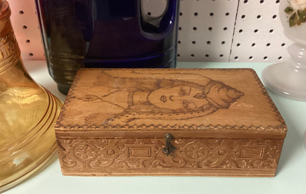 1920's Vintage Burnt Wood Flemish Art Lined Pipe Box