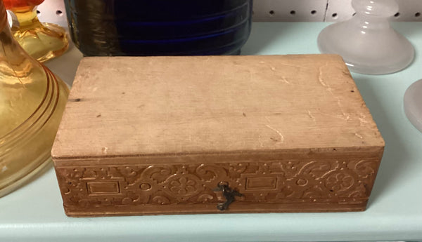 1920's Vintage Burnt Wood Flemish Art Lined Pipe Box