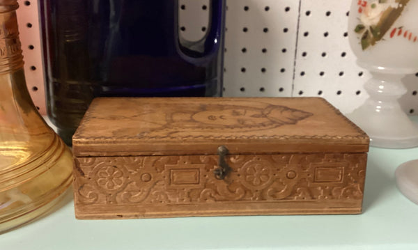1920's Vintage Burnt Wood Flemish Art Lined Pipe Box