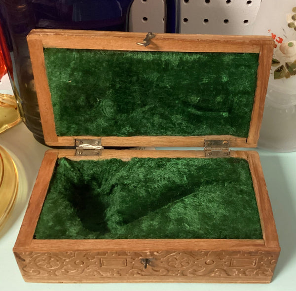 1920's Vintage Burnt Wood Flemish Art Lined Pipe Box