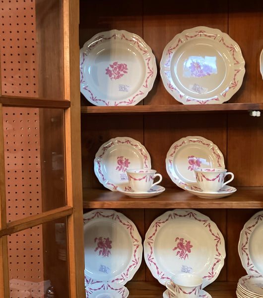 Wedgwood Williamsburg Husk Pattern Dinner Plate
