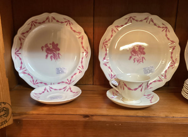 Wedgwood Williamsburg Husk Pattern Dinner Plate