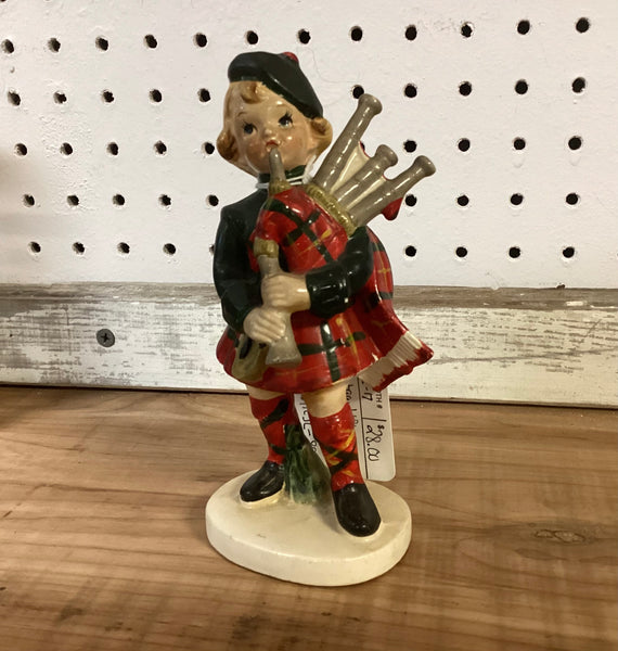 Lefton Ceramic Scottish Bagpiper Figurine #3930 Made in Japan
