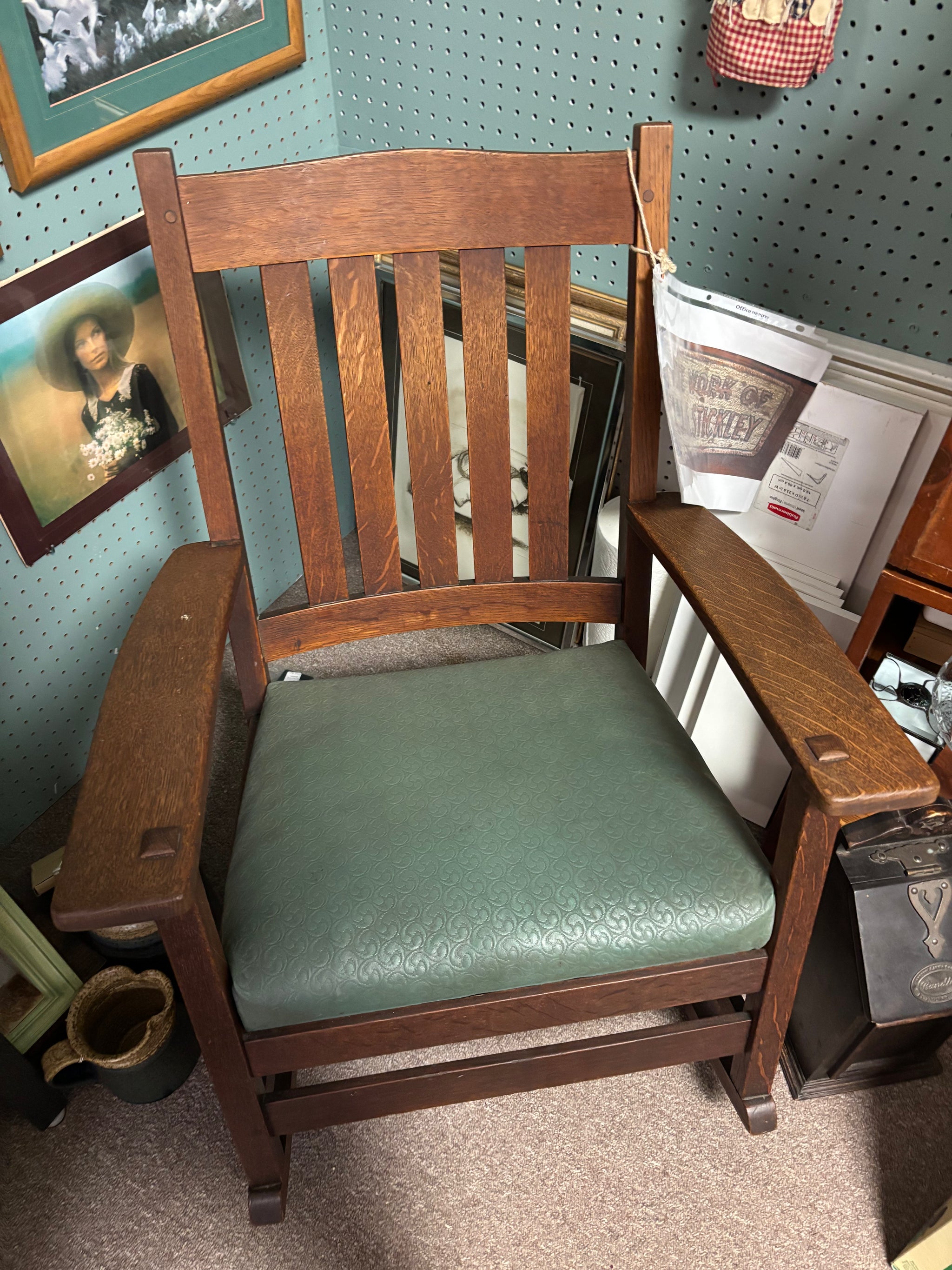 Stickley Arts and Crafts Rocking Chair ca. 1912-1916 – Williamsburg Antique  Mall, image size:2048x2731